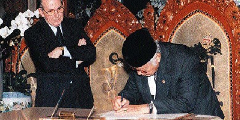 Camdessus lipat tangan menyaksikan Presiden Soeharto teken perjanjian dengan IMF [Merdeka.com]