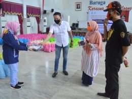 Masker diberikan kepada Pemuda Pancasila Manggala Makassar. | DokpriWakil Ketua II Dekranasda SulSel (kiri) serahkan bantuan masker kepada Ketua Pemuda Pancasila Manggala Makassar (15/04/20)--dokpri