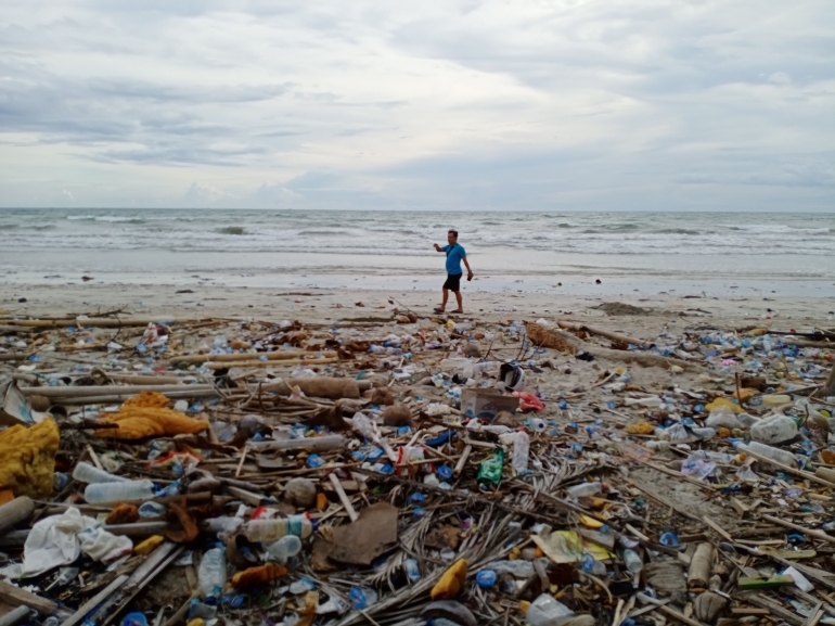 Ilustrasi: Kondisi sampah laut pesisir saat penulis survey di Pantai Tanjung Bira, Bulukumba Sulawesi Selatan (3/2020). Sumber: Dokpri | ASRUL HOESEIN