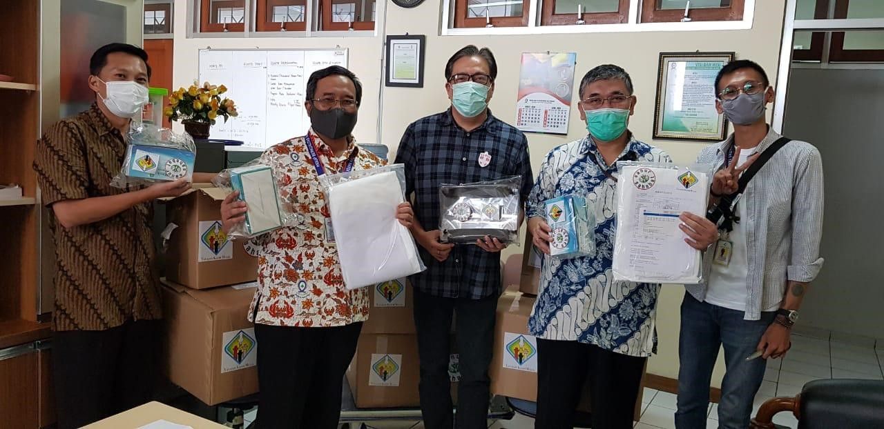 Deskripsi : Donasi APD dan Makanan dari Yayasan kasih Mulia dan Sanur Sahabat I Sumber Foto : dokpri