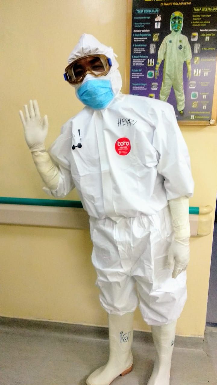 Deskripsi : APD Lengkap yang digunakan oleh Herry I Sumber Foto : Herry