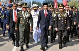 Presiden Jokowi dan petinggi TNI [Agus Suparto/ Fotografer Kepresidenan via Kompas.com]