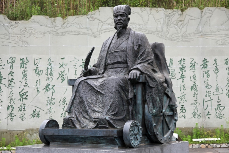 Patung Zhuge Liang (qingshuroads.org)