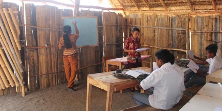 Ilustrasi - aktivitas belajar-mengajar di Dusun Kuningan, Desa Sempatung, Kecamatan Air Besar, Kabupaten Landak, Kalimantan Barat. (Kompas)