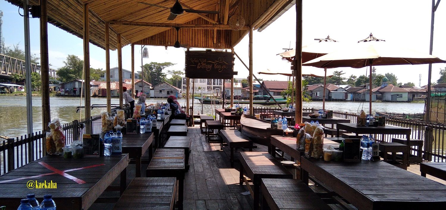 Suasana ruang makan dengan view sungai Martapura | @kaekaha