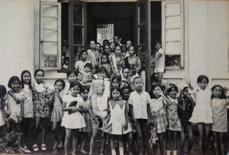 Anak-anak tentara di Komplek Militer, Ngentak, Magelang awal 1970-an (koleksi pribadi)