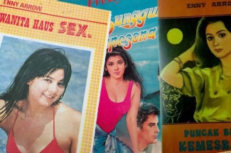 Ayol porno pirsing Uxlab yotgan xolamni sikdi