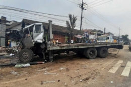 Kecelakaan karambol/beruntun yang menimpa truk trailer dan tewaskan 7 orang di Purwodadi, Kabupaten Pasuruan, Minggu (22/12/2019).| Sumber: KOMPAS.COM/ANDI HARTIK