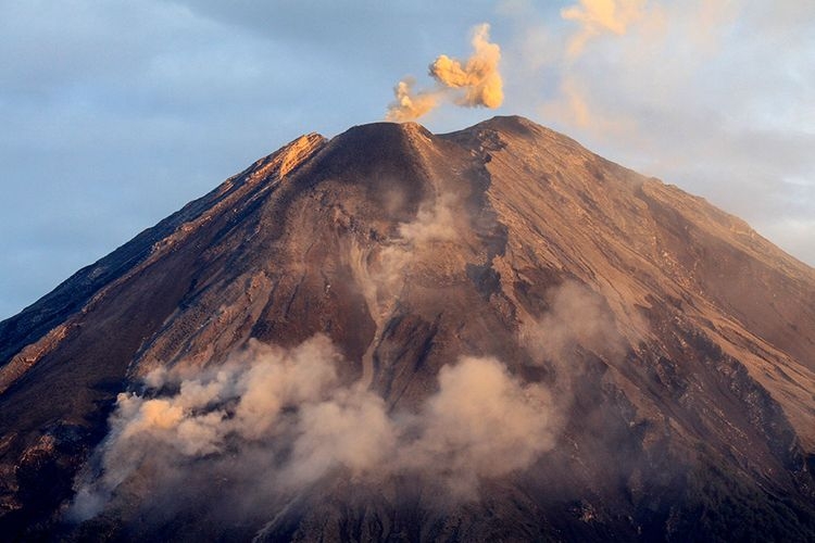 (Ilustrasi) Gunung Semeru mengeluarkan awan panas terlihat dari kawasan Pranajiwo, Lumajang, Jawa Timur, Kamis (5/3/2020). Aktivitas vulkanik Gunung Semeru meningkat sejak sepekan terakhir dengan mengeluarkan awan panas sejauh tiga kilometer dan intensitas delapan kali guguran lava pijar dengan status level II atau waspada.(ANTARA FOTO/UMARUL FARUQ via KOMPAS.com)