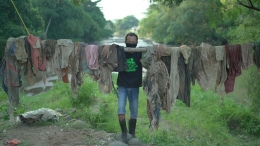 Pakaian dan Produk Tekstil dibuang ke sungai (dokpri)