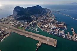 Gibraltar dilihat dari udara, Victoria Stadium terlihat di dekat landasan bandara (Foto: routesonline.com)