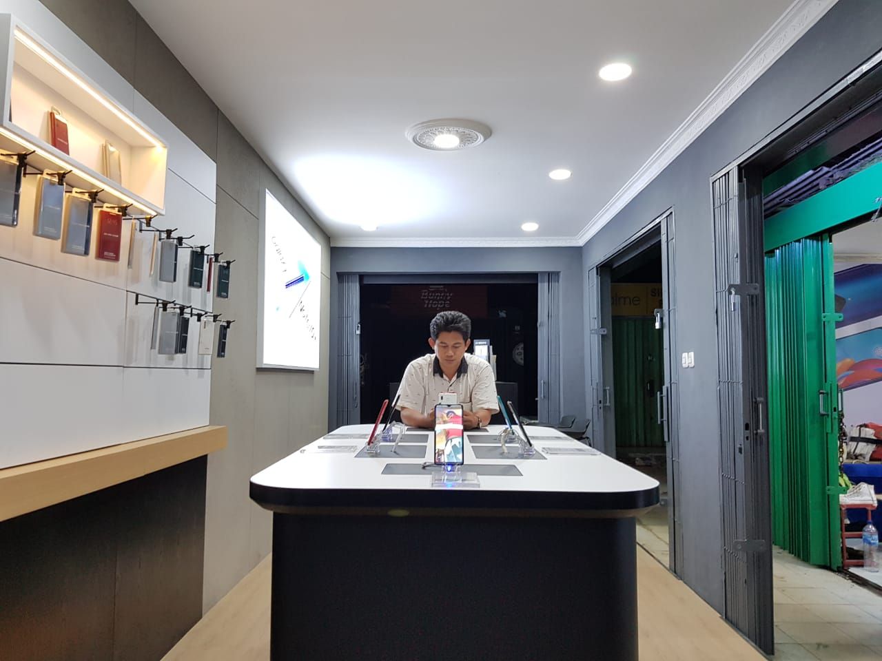 Samsung Store Pertama di Pandeglang, Banten Halaman 1 - Kompasiana.com
