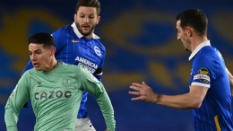 James Rodriguez (Everton) berduel dengan Adam Lallana (Brighton) dalam laga yang berakhir imbang tanpa gol  (Foto Skysports) 