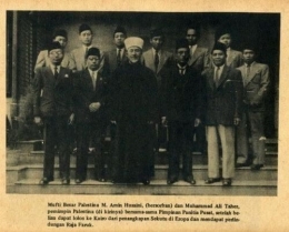 Gambar Mufti Besar Palestina M. Amin Husaini (bersorban) dan Muhammad Ali Taher, pemimpin Palestina (di kirinya). Sumber Gambar : news.okezone.com 