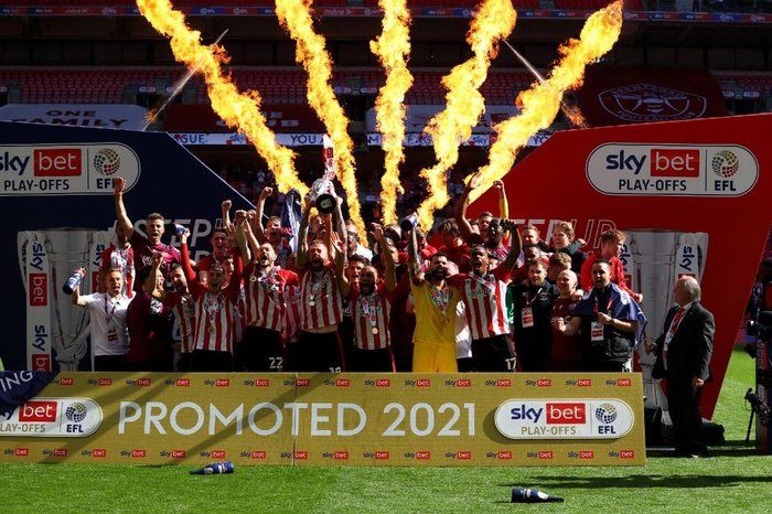 Brentford merayakan keberhasilan promosi ke Liga Premier Inggris. (via theathletic.com)