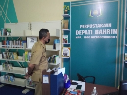 Kabid Pelayanan dan Pegembangan Perpustakaan DKP Bangja M Rusdianto meninjau Perpusdes Kimak sebelum lomba (dokpri)