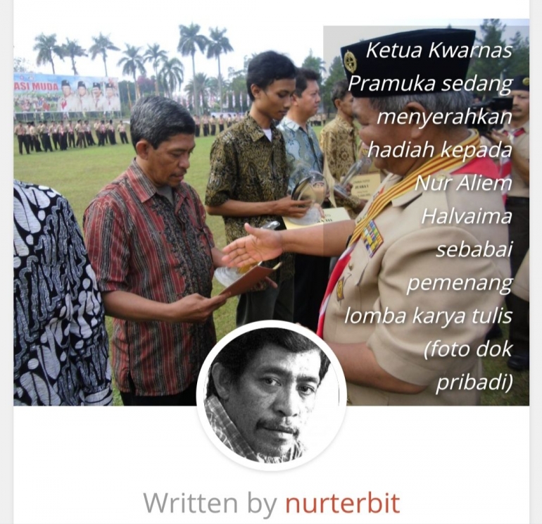 Menerima hadiah lomba menulis dari Ketua Kwarnas Pramuka, Prof DR dr Asrul Azwar, MPH (dok Nur Terbit)