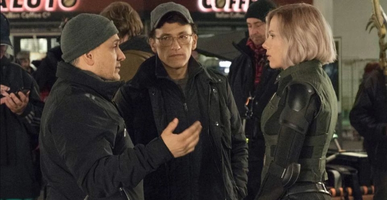 Russo Brothers saat sedang mengarahkan Scarlett Johansson di film Infinity War. Sumber : CBR