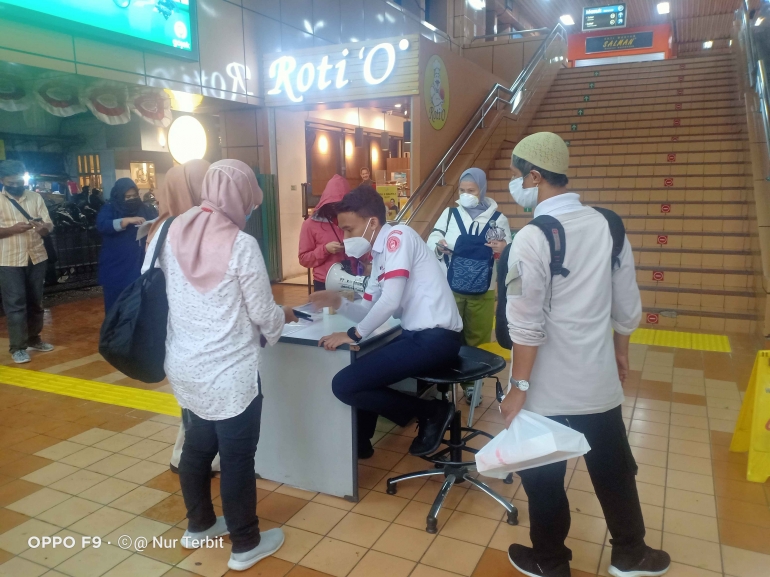 Penerapan aturan baru penumpang harus sudah divaksin, dibuktikan dengan surat vaksin dan aplikasi #pedulilindungi di stasiun Cikini Jakarta Pusat (fot