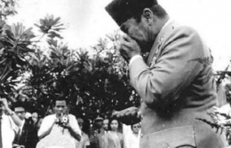 Presiden Soekarno menangis di depan makam A. Yani. (Foto: Sekretariat Negara)