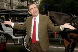 Komedian asal Inggris Rowan Atkinson bergaya ala Mr Bean di New York City, untuk mempromosikan film Mr. Beans Holiday pada 19 Juli 2007.| Sumber: AFP/GETTY IMAGES/PETER KRAMER via Kompas.com
