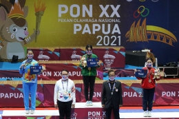 Peraih medali cabor Wushu berfoto bersama Menpora Dok: PB PON XX Papua/Yulius Rinto Gozali