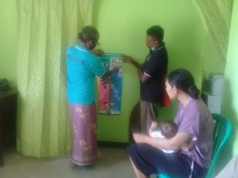 Kader Posyandu di Desa Manubelon Kabupaten Kupang menjelaskan tentang stunting pada ibu baduta menggunakan poster pintar dari 1000 Days Fund (Dokpri)