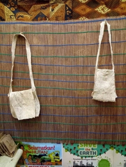 Tas sandang dari kulit kayu Ipuh. (Foto : dok. KKI Warsi)