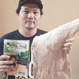 Jemmie Delvian, vokalis Band Hutan Tropis menerima souvenir buku dan lembaran kulit kayu ipuh. (Foto : Elvidayanty Darkasih)