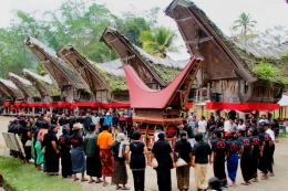 Prosesi Rambu Solo di Desa Adat Kete Kesu (Sumber: indonesiakaya.com)