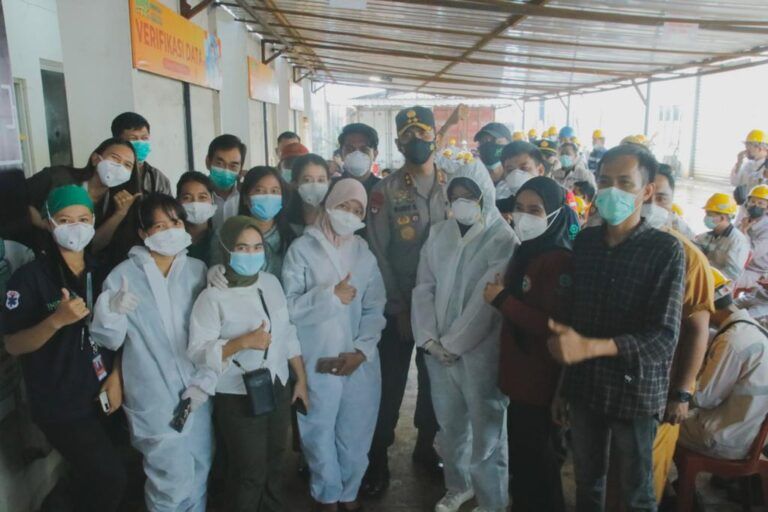 Kapolda Sulteng saat mengunjungi tempat vaksinasi PT IMIP. Sumber foto: kabarluwuk.com
