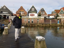 Penataan ruang kawasan Volendam di Belanda menyajikan keunikan nuansa pelabuhan dan desa nelayan tempo dulu. Sumber: Dok. Pribadi Andi Setyo Pambudi