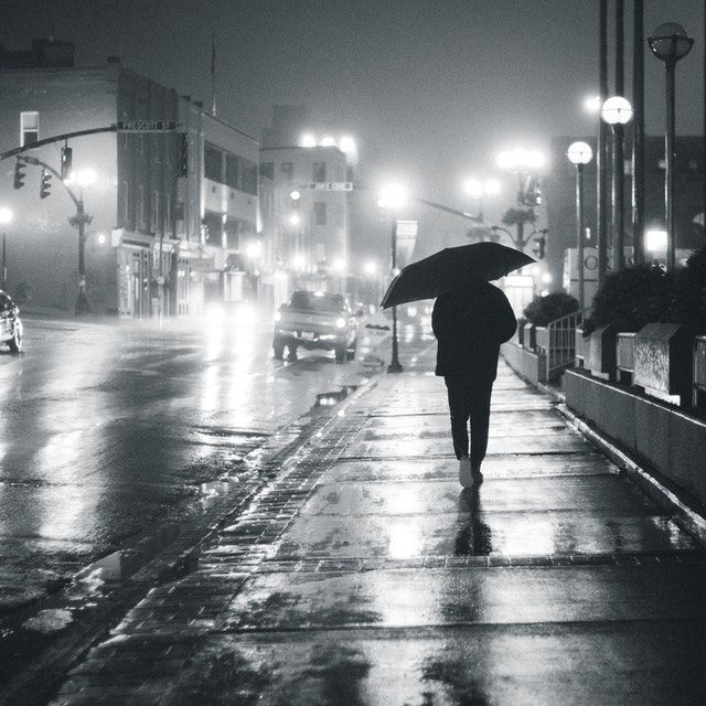 Perempuan dan hujan (Photo by Erik Mclean from Pexels)