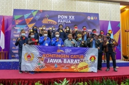 (Tim Catur Jawa Barat berfoto bersama Ketua Percasi GM Utut Adianto Dok: PB PON XX Papua/Yulius Rinto Gozali)