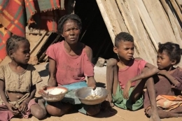 Ilustrasi. Rakyat miskin Madagaskar yang dilanda krisis kelaparan karena perubahan iklim. [SS/YOUTUBE/AL JAZEERA ENGLISH]