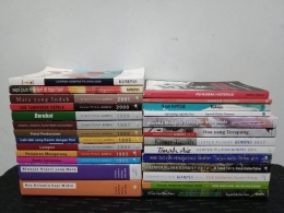 Dua puluh enam buku kumpulan cerpen yang saya beli selama kurang lebih setahun, telah saya baca habis semuanya, sumber: dokumentasi pribadi