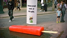Salah satu iklan es cream Bounty menerapkan guerrilla marketing (Sumber foto: Bounty dalam Tech Funnel.com)