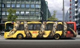 Iklan kebun binatang pada bus kota (Sumber: Copenhagen Zoo's marketing team) 