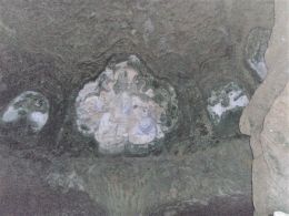 Pahatan dari batu dalam gua dok pribadi