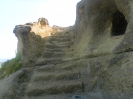 anak tangga dari batu asli licin dan terjal dok pribadi
