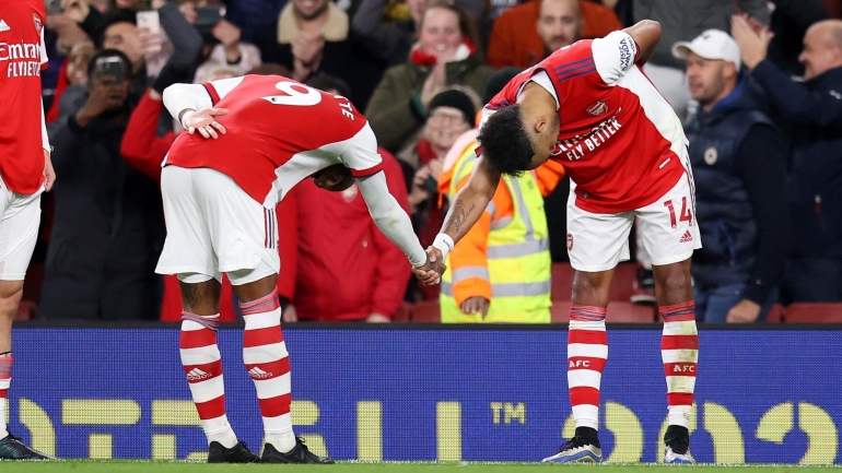 Pemain Arsenal merayakan gol ke gawang Aston Villa. (via eurosport.com)