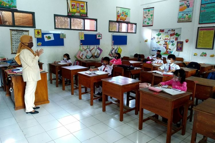 Siswa-siswi kelas I SDN Kepanjenlor-2 Kota Blitar mengikuti kegiatan pembelajaran tatap muka (PTM), Senin (22/3/2021)(KOMPAS.COM/ASIP HASANI)
