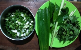 Aneka daun aromatik dalam resep ayam woku. Foto: Siti Nazarotin