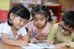 Anak usia dini sedang belajar | Sumber: Shutterstock via edukasi.kompas.com