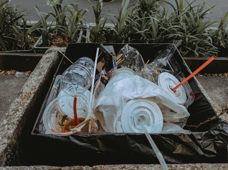 Sampah plastik (termasuk sedotan) di Jalan Malioboro pada Sabtu, 23/10 (dokpri)