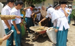 Milenial di Aceh Barat terus belajar membuat kompos (foto dok pri).