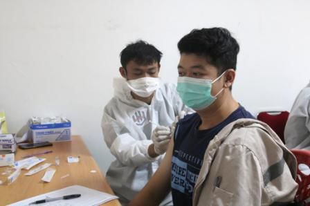 Karyawan IMIP yang sedang menerima vaksin. Sumber foto: sultengraya.com