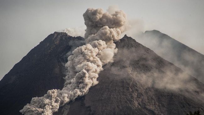 Ilustrasi erupsi Merapi. (Foto: AFP/AGUNG SUPRIYANTO)