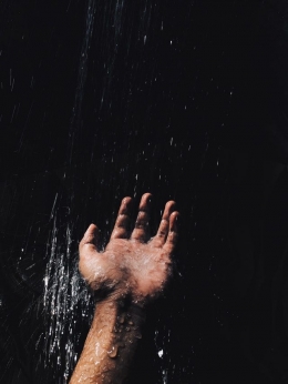Ilustrasi tangan dan air hujan (Foto oleh Sachith Hettigodage dari Pexels)