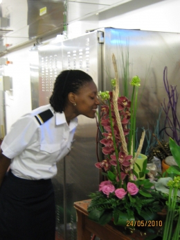 dokpri. Mathilda kawan dekat di kapal pesiar yang senang berkunjung ke workshop bunga.